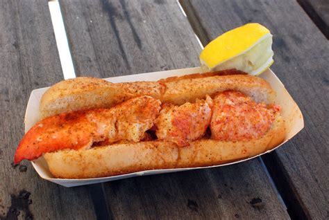  Lobster Roll: Juicy Crustacean Delight Meets Creamy, Buttery Perfection!