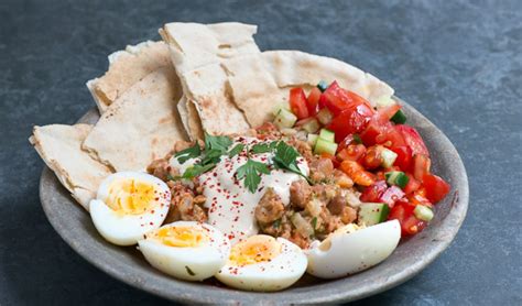  Ful Medames: Erinomaisen mausteinen ja täyttävä herkku kahdesta kulttuurista!