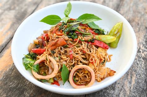  Hokkien Mee - Herkullinen sekoitus tuoretta merenelävien makua ja wokissa paistettua nuudeli- tai riisijyvätaikuuta!