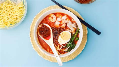  Hokkien Mee: Yhdistä herkullinen, vahva lihabrodi syvään umamiin ja nauttikaa tällä malaijilaisella klassikolla!