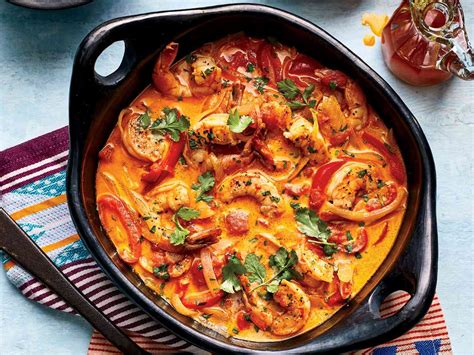  Moqueca de Peixe:  Aromatic Seafood Stew Meets Tangy Coconut Milk Magic!